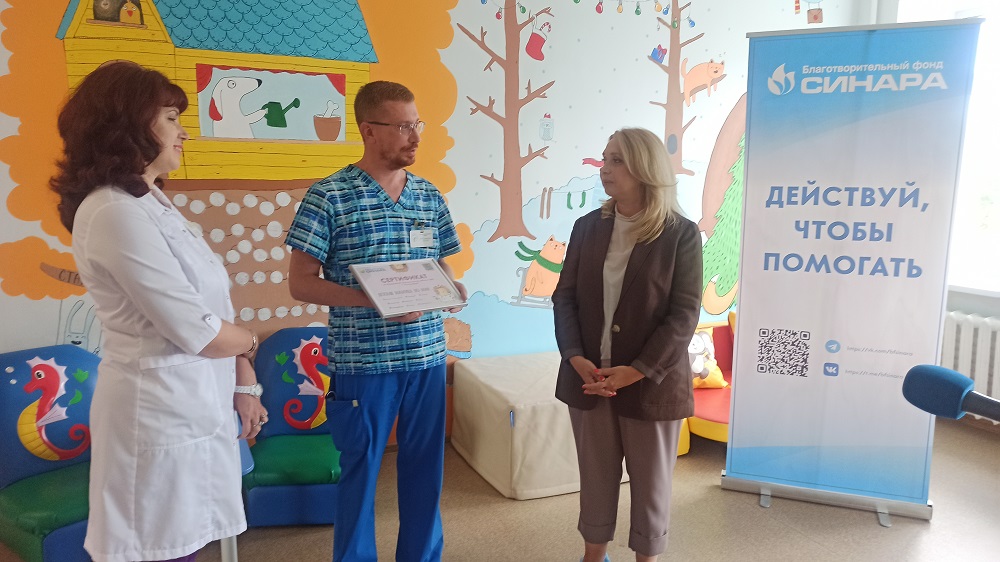 Благотворительный фонд «Синара» вручил Областной детской клинической больнице многофункциональную мебель
